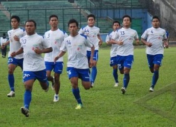 Pemain Persib Bandung melakukan pemanasan saat sesi latihan di Stadion Siliwangi, Bandung, Jawa Barat. 