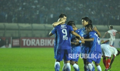 Para pemain Persib Bandung dalam pertandingan di Stadion Jalak Harupat, Kabupaten Bandung. (ilustrasi)