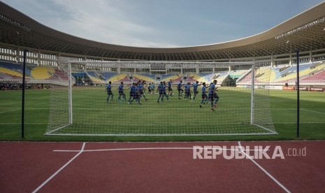 Pemain Persib Bandung melakukan uji coba lapangan jelang pertandingan melawan Persis Solo di Stadion Manahan, Solo, Jawa Tengah, Jumat (14/2).