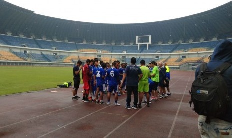 Pemain Persib Bandung menggelar latihan di SPOrT Jabar, Bandung, Senin (7/5). 