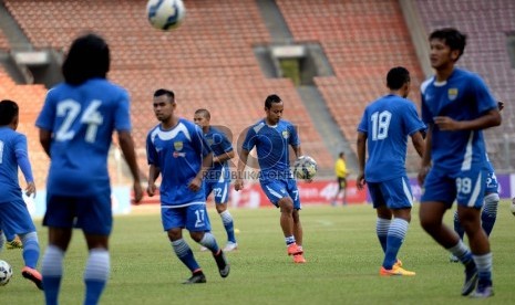  Pemain Persib Bandung mengikuti latihan ketika uji coba lapangan di Stadion Utama Gelora Bung Karno (GBK), Jakarta.   (Republika/Wihdan)