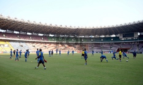  Pemain Persib Bandung mengikuti latihan ketika uji coba lapangan di Stadion Utama Gelora Bung Karno (GBK), Jakarta, Sabtu (17/10).   (Republika/Wihdan)