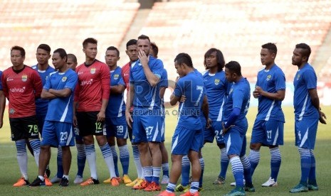  Pemain Persib Bandung mengikuti latihan ketika uji coba lapangan di Stadion Utama Gelora Bung Karno (GBK), Jakarta, Sabtu (17/10).   (Republika/Wihdan)