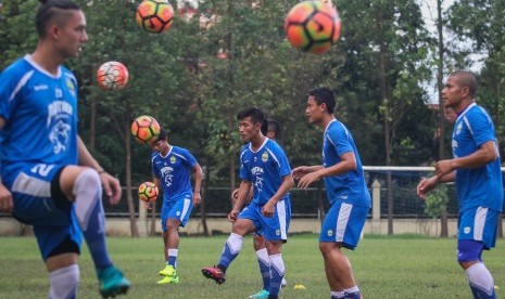 Pemain Persib Bandung menjalani sesi latihan jelang babak perempat final Piala Presiden 2017 di Lapangan Kota Barat, Solo, Jawa Tengah, Kamis (23/2). 