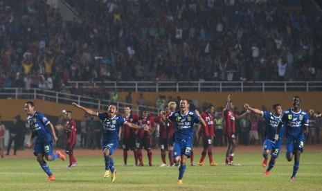 Pemain Persib Bandung merayakan gelar juara.