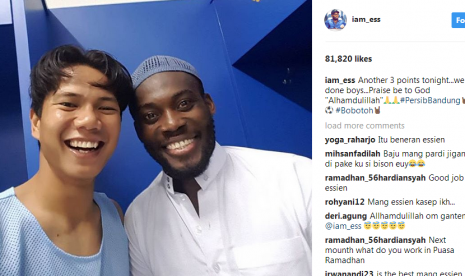 Pemain Persib Bandung, Michael Essien (kanan) yang memakai baju koko dan membuat status 'Alhamdulillah' di akun Instagram pribadinya, Senin (8/5).