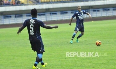 Pemain Persib Bandung Raphael Maitimo bersama Michael Essien melakukan pemanasan saat melawan Persika Karawang pada pertandingan uji coba di Stadion Gelora Bandung Lautan Api (GBLA), Kota Bandung, Rabu (5/4). 