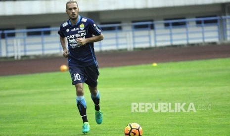 Pemain Persib Bandung Raphael Maitimo melakukan pemanasan saat melawan Persika Karawang pada pertandingan uji coba di Stadion Gelora Bandung Lautan Api (GBLA), Kota Bandung, Rabu (5/4).