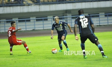 Pemain Persib Bandung Raphael Maitimo mendribble bola ke arah gawang lawan saat melawan Persika Karawang pada pertandingan uji coba di Stadion Gelora Bandung Lautan Api (GBLA), Kota Bandung, Rabu (5/4).