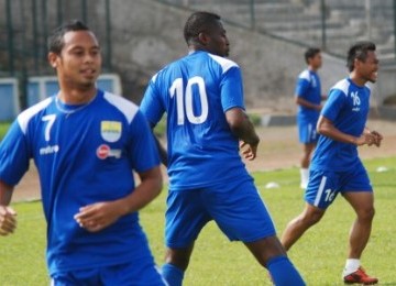 Pemain Persib Bandung saat latihan jelang tanding di Stadion Siliwangi, Bandung, Jawa Barat.