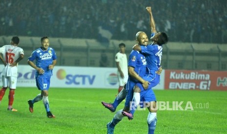  Pemain Persib Bandung Serginho Van Dijk dan Febri Hariyadi melakukan selebrasi seusai mencetak gol saat melawan Persiba Balikpapan pada pertandingan Piala Presiden 2017 group C di Stadion Jalak Harupat, Kabupaten Bandung, Ahad (12/2). 