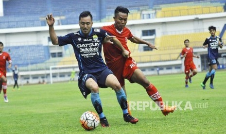 Pemain Persib Bandung Shohei Matsunaga duel dengan pemain Persika Karawang pada pertandingan uji coba di Stadion Gelora Bandung Lautan Api (GBLA), Kota Bandung, Rabu (5/4). Persika akan berlaga di Liga 2.