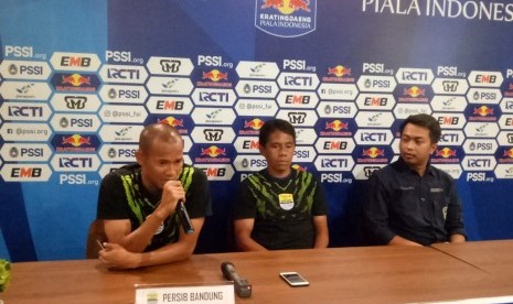 Pemain Persib Bandung, Supardi Nasir (kiri) dan asisten pelatih Persib, Budiman di Graha Persib, Jalan Sulanjana, Kota Bandung, Jumat (3/5). 