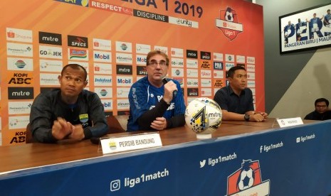 Pemain Persib Bandung, Supardi Nasir (kiri) dan pelatih Persib Bandung Robert Rene Alberts (kanan) di Graha Persib, Jalan Sulanjana, Kota Bandung, Selasa (17/9). 