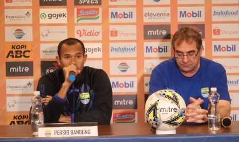 Pemain Persib Bandung Supardi Nasir (kiri) dan pelatih Persib Bandung, Robert Rene Alberts di Graha Persib, Jalan Sulanjana, Kota Bandung, Sabtu (21/12). 