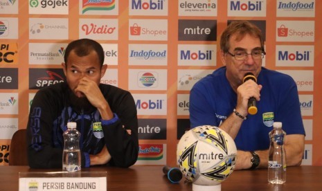 Pemain Persib Bandung Supardi Nasir (kiri) dan pelatih Persib Bandung, Robert Rene Alberts di Graha Persib, Jalan Sulanjana, Kota Bandung, Sabtu (21/12). 