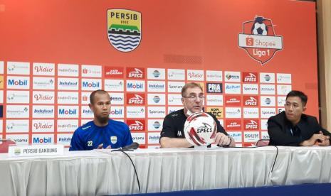 Pemain Persib Bandung, Supardi Nasir (kiri) dan pelatih Persib Bandung, Robert Rene Alberts (tengah) di Stadion Si Jalak Harupat, Kabupaten Bandung, Ahad (15/3). (Republika/Hartifiany Praisra)