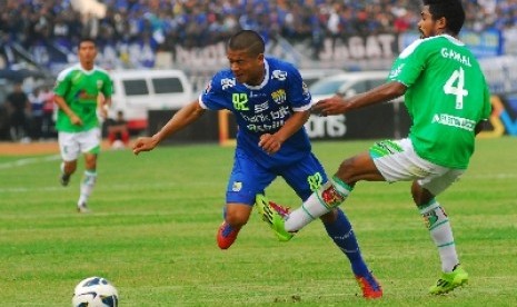 Pemain Persib Bandung, Tantan (kiri).