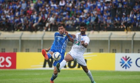   Pemain Persib Bandung Vladimir Vujovic (kiri) berebut bola dengan pemain New Radiant SC Abdulla Ahad (kanan) pada pertandingan kualifikasi AFC Cup di Stadion Si Jalak Harupat, Kabupaten Bandung, Rabu (25/2). (foto : Septianjar Muharam)