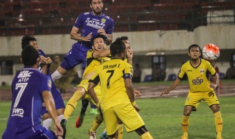 Pemain Persib Bandung Vladimir Vujovic mencetak gol ke gawang Mitra Kukar yang dijaga Gerri Martin Millian Mandagi pada pertandingan perempat final Piala Presiden 2017 di Stadion Manahan, Solo, Sabtu (25/2).