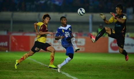  Pemain Persib Hilton Moreira berusaha menjangkau bola saat melawan Sriwijaya FC pada pertandingan Liga Super Indonesia 2013 di Stadion Si Jalak Harupat, Bandung, Sabtu (15/6).   (Republika/Yogi Ardhi)