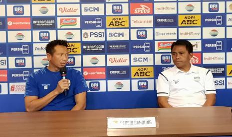 Pemain Persib Bandung I Made Wirawan dan caretaker Persib, Budiman Yunus (kanan). 