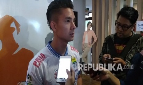 Pemain Persib, Kim Kurniawan di Kantor FWB Cabang Bandung, Jalan Martadinata, Bandung, Jumat (11/5).