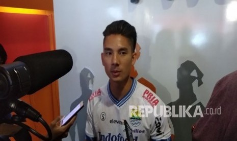 Pemain Persib, Kim Kurniawan di Kantor FWB Cabang Bandung, Jalan Martadinata, Bandung, Jumat (11/5).