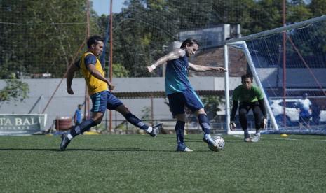 Para pemain Persib Bandung menjalani latihan.