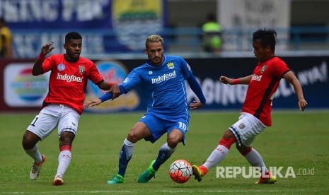 Pemain Persib Raphael Maitimo diadang dua pemain Bali United dalam laga persahabatan di Stadion GBLA Bandung, Sabtu (8/4).