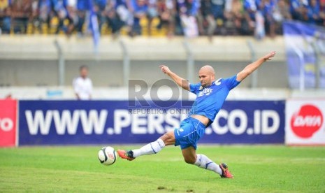  Pemain Persib Serginho van Dijk berusaha menjangkau bola saat melawan Sriwijaya FC pada pertandingan Liga Super Indonesia 2013 di Stadion Si Jalak Harupat, Bandung, Sabtu (15/6).  (Republika/Yogi Ardhi)