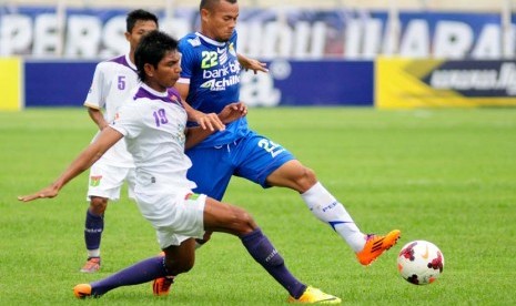   Pemain PERSIB Supardi (22) berebut bola dengan pemain Persita Tanggerang Valentino Telaubun (19) pada laga lanjutan Indonesia Super League di Stadion Si Jalak Harupat, Bandung, Rabu(5/2).   (Septianjar Muharam)