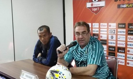 Pemain Persib, Supardi Nasir (kiri) dan pelatih Persib, Robert Rene Alberts (kanan) di Stadion PTIK, Jakarta, Selasa (22/10). 