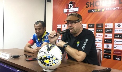 Pemain Persib, Supardi Nasir (kiri) dan pelatih Persib, Robert Rene Alberts (kanan) di Stadion PTIK, Jakarta, Rabu (23/10).