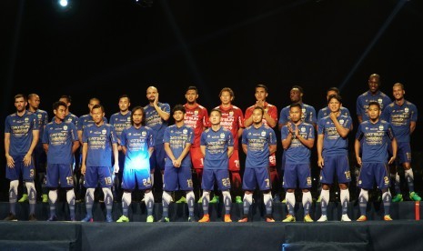 Pemain Persib tampil di panggung pada acara peluncuran tim dan 'jersey' Persib di lapangan Siliwangi Bandung, Jawa Barat, Minggu (2/4). Persib Bandung siap mengikuti kompetisi Liga 1 musim ini. 