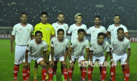 Pemain Persiba Balikpapan berfoto sebelum pertandingan dimulai saat melawan Persib Bandung pada pertandingan Piala Presiden 2017 group C di Stadion Jalak Harupat, Kabupaten Bandung, Ahad (12/2).