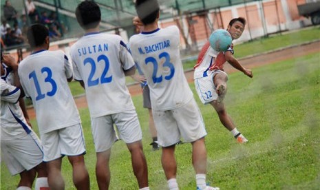 Pemain Persiba Balikpapan menggelar sesi latihan dan uji coba lapangan jelang laga lanjutan pertandingan Indonesia Super League (ISL).