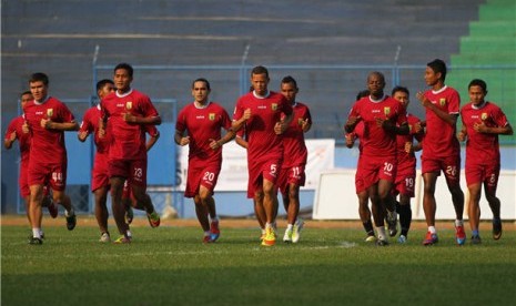 Pemain Persibo Bojonegoro berlatih di Stadion Gajayana, Malang, Jawa Timur. 