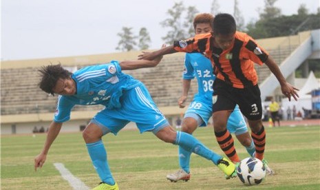  Pemain Persibo Bojonegoro, Crah Eka (kanan), berebut bola dengan pemain Sunray Cave JC Sun Hei, Li Hang Wui (kiri) dan Kot Cho Wai, dalam partai lanjutan Piala AFC di Stadion Manahan, Solo, Jateng, Rabu (3/4). 