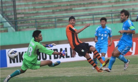 Pemain Persibo Bojonegoro, Julio Cesar (tiga kanan), melepaskan tembakan yang gagal diblok kiper Sunray Cave JC Sun Hei, Pak Wing Chak, dalam partai lanjutan Piala AFC 2013 di Stadion Manahan, Solo, Rabu (3/4). 