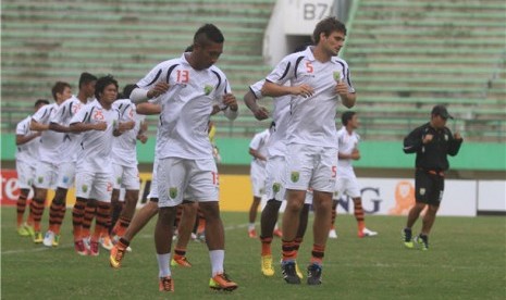 Pemain Persibo Bojonegoro melakukan latihan di Stadion Manahan, Solo, Jawa Tengah. 