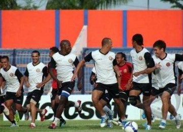 Pemain Persibo Bojonegoro menggelar sesi latihan di Stadion Letjen H. Soedirman Bojonegoro.