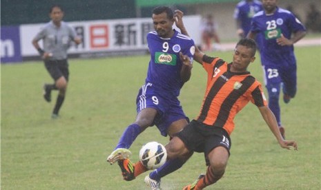 Pemain Persibo Bojonegoro, Tri Rahmad (kanan), berebut bola dengan pemain New Radiant SC, Ahmed Thariq, dalam pertandingan Piala AFC di Stadion Manahan, Solo, Selasa (12/3). 