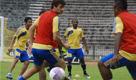 Pemain Persidafon Dafonsoro melakukan latihan ringan ketika uji coba lapangan jelang laga Indonesia Super League (ISL). 