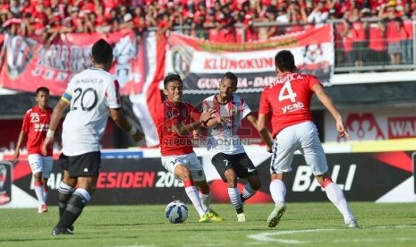 Pemain Persija (baju merah) saat menghadapi Bali United Pusam pada laga perdana Piala Presiden 2015.