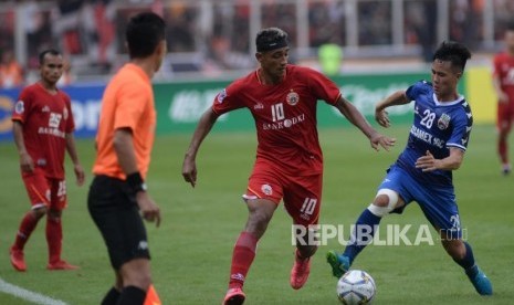 Pemain Persija Bruno Matos (tengah)