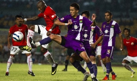 Pemain Persija, Emmanuel Kenmogne (59), dan pesepakbola Persita Na Byung Yul (10),