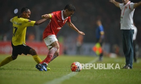 Pemain Persija Ismed Sofyan dibayangi winger Semen Padang Nur Iskandar dalam pertandingan Torabika Soccer Championship di Stadion Gelora Bung Karno, Jakarta, Ahad (9/5). Foto: Yogi Ardhi/Republika