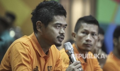 Pemain Persija Jakarta Bambang Pamungkas (kiri) bersama Kapten Tim Persija Jakarta Ismed Sofyan memberikan keterangan kepada media pada acara syukuran kemenangan Persija Jakarta pada piala Presiden 2018 di Komplek PTIK, Jakarta, Senin (19/2). 