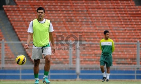 Pemain Persija Jakarta Bambang Pamungkas mengikuti latihan perdana Tim Nasional Indonesia seusai libur Idul Adha di Stadion Utama Gelora Bung Karno, Jakarta, Selasa (30/10).      (Prayogi)